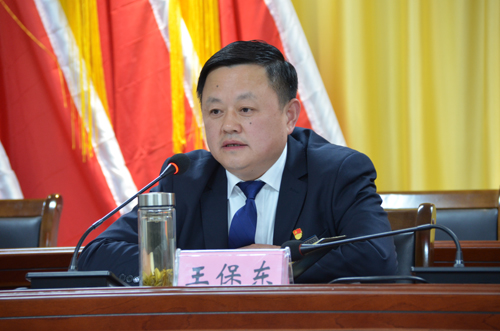 以會(huì )代課擰緊安全螺絲帽 在集團安全警示教育會(huì )上，王保東同志這樣說(shuō)