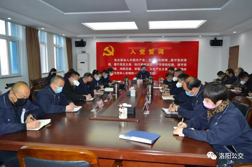 從政治高度重視 按中心工作謀劃 把握住九個(gè)重點(diǎn)——李松民同志主持召開(kāi)洛陽(yáng)市公交集團新型肺炎疫情防控緊急會(huì )議