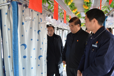 “娘家人”來(lái)公交 職工暖心增信心 市總工會(huì )黨組書(shū)記、常務(wù)副主席杜中岳一行到公交集團調研