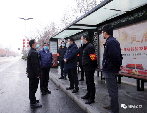 局領(lǐng)導到我司檢查疫情防控期間公交站亭滅菌消殺和站亭志愿者服務(wù)落實(shí)工作
