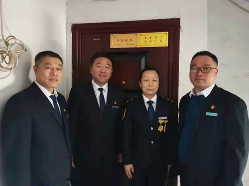 “一人得獎，全家光榮” 送“牌”上門(mén)，集團為標兵先進(jìn)送去榮譽(yù)喜報牌匾