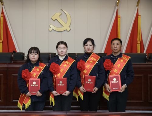 0207 從左至右依次為 點(diǎn)鈔能手王璐、充值能手孫昭娣、教學(xué)能手王慧娟、孫衛東.jpg