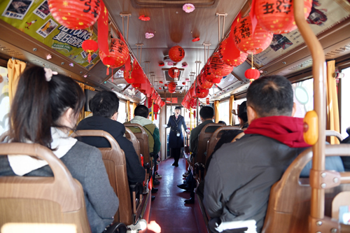 慶祝建司70周年！洛陽(yáng)公交集團邀請市民代表“零距離”探秘公交03.JPG